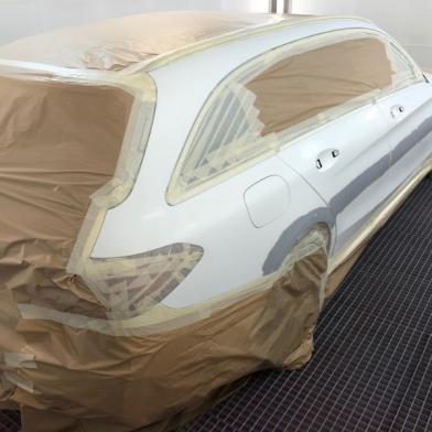 Réalisation d'une réparation sur une Mercedes classe C finition AMG victime de vandalisme sur un parking.